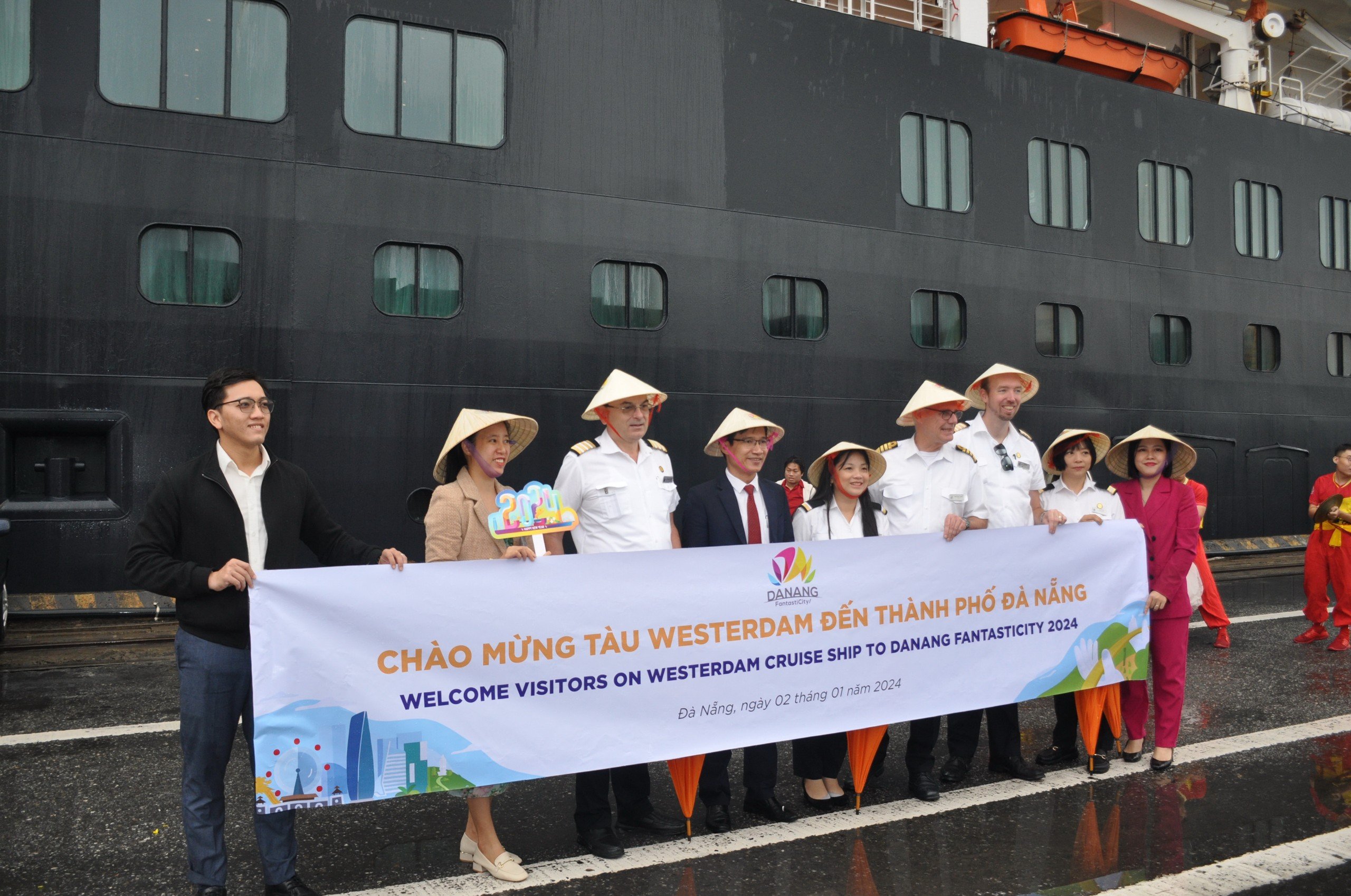 Đây là chuyến tàu biển du lịch quốc tế đầu tiên cập cảng Tiên Sa (Đà Nẵng) trong năm mới.